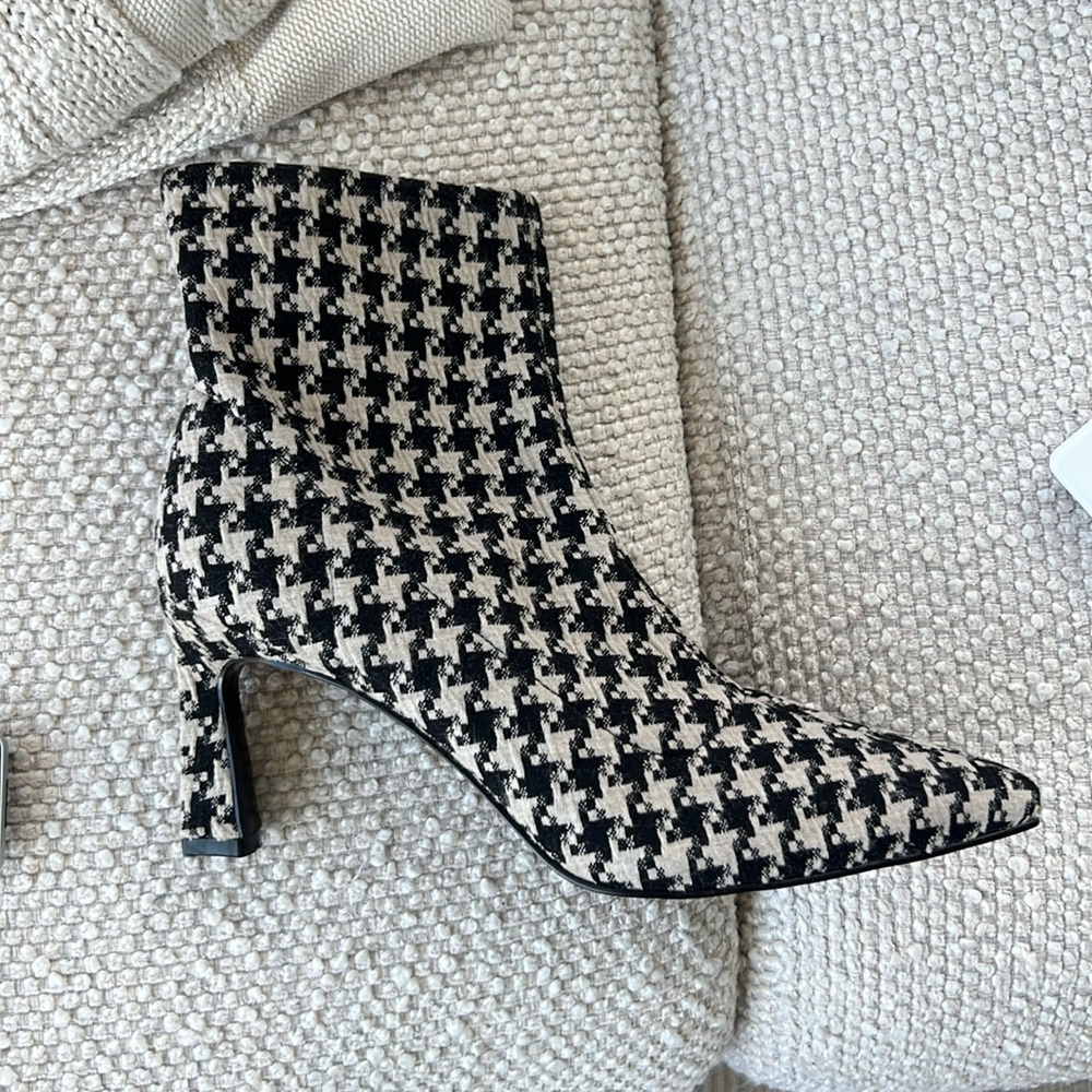 CBCD Houndstooth stretch bootie.  Size 8.5